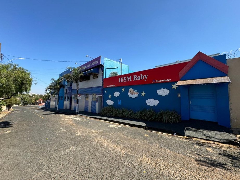 Fachada azul e vermelha do IESM Baby em Uberlândia