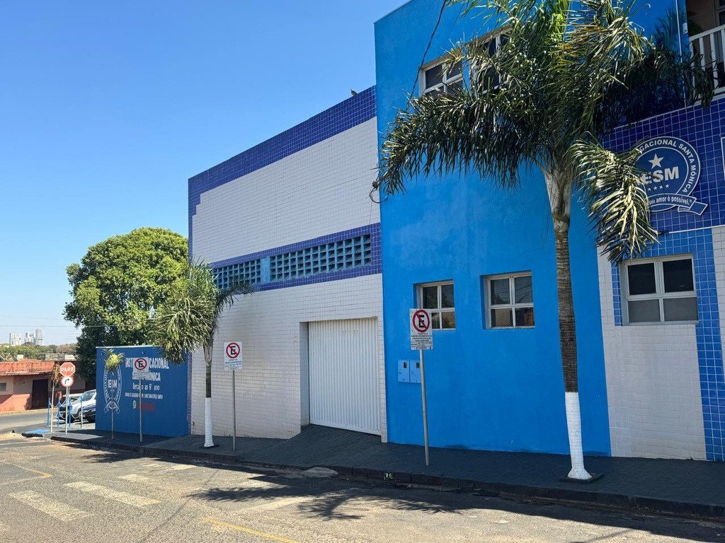 Fachada azul e branca do Instituto Educacional Santa Mônica em Uberlândia