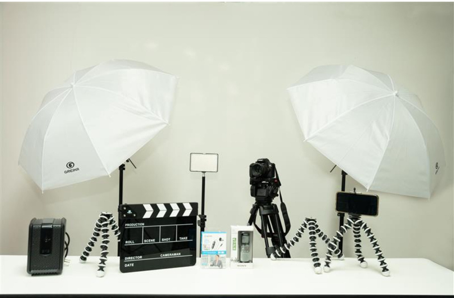 Equipamentos de foto e vídeo na sala Media Lab do IESM